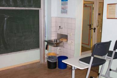 Hier in Kollegin Kolzkes Raum!